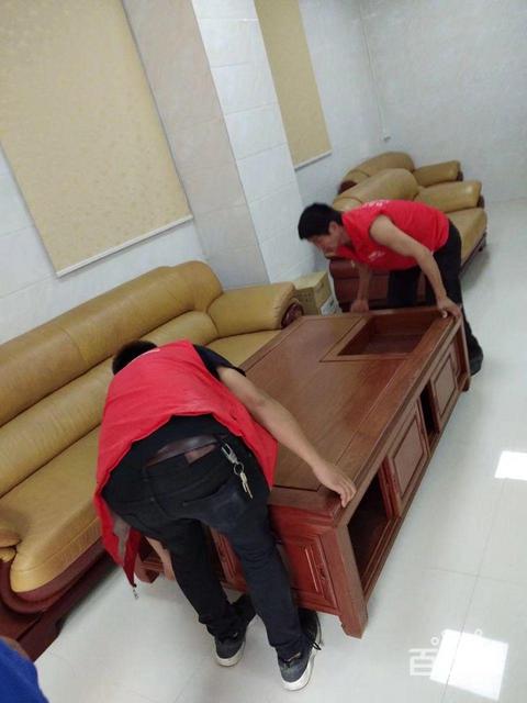 公司給居民個人搬家場景：專業搬家團隊，提供高效、安全的搬家服務